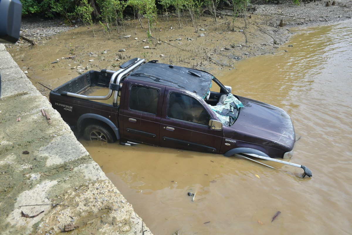 KEADAAN pacuan empat roda yang terjatuh ke dalam Sungai Batang Lupar di Pangkalan Feri Triso sehingga mengakibatkan sembilan mangsa lemas. FOTO BERNAMA