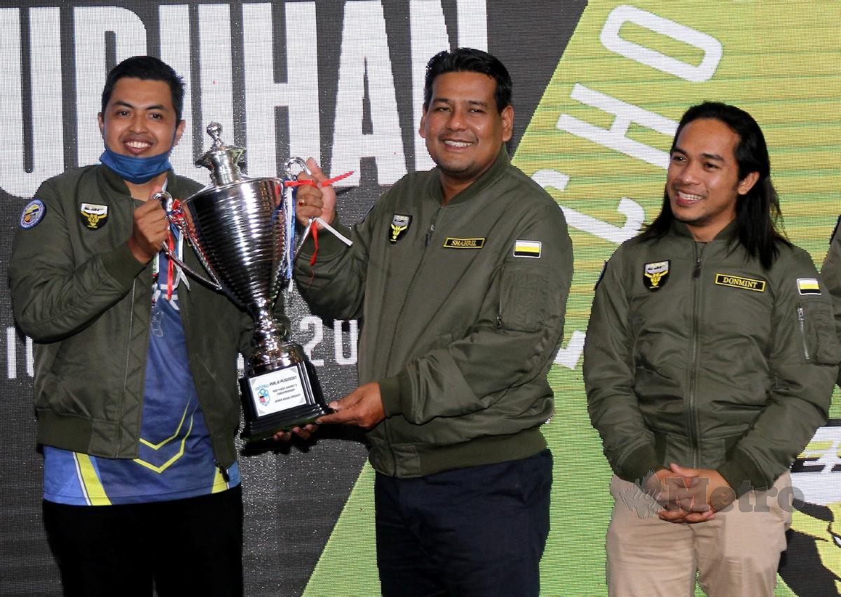 KHAIRUL Shahril (tengah) menyampaikan piala pusingan Juara Keseluruhan Kejohanan Esports Utara kepada Presiden Esports Pulau Pinang Muhammad Khir Md Noor (kiri). Turut sama Presiden Persatuan Sukan Elektronik Negeri Perak Muhammad Naim Al Amin Saharudin (kanan). FOTO BERNAMA