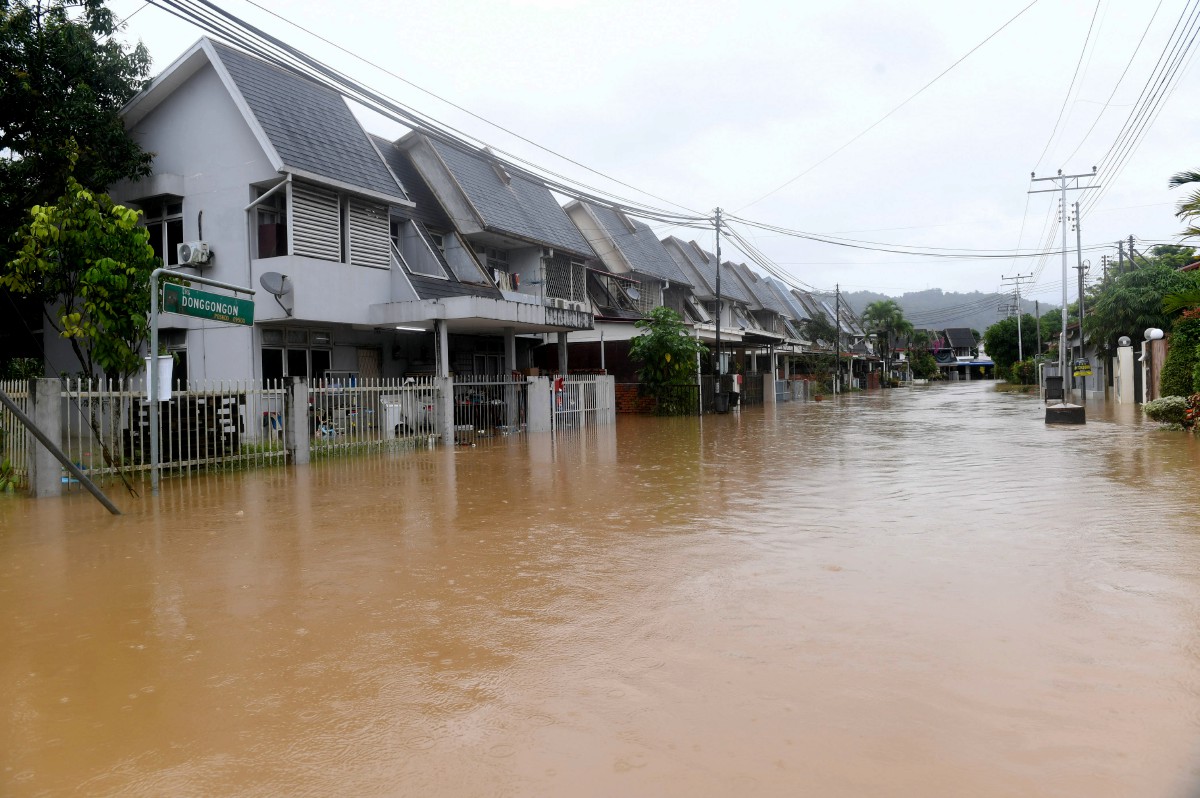 KAWASAN perumahan di Pekan Donggongon, Kota Kinabalu dinaiki air, semalam selepas hujan lebat sejak kelmarin. FOTO Bernama