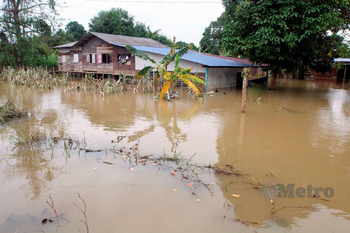 TINJAUAN di Kampung Lamir, Pekan, kelmarin, yang dilanda banjir. FOTO Mustaffa Kamal