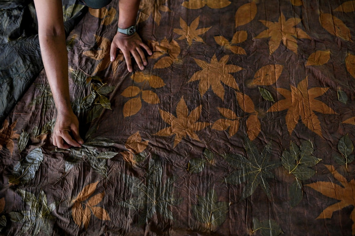 Penghasilan warna serta corak batik yang terbentuk secara semulajadi selepas dikukus selama dua jam.  FOTO Bernama
