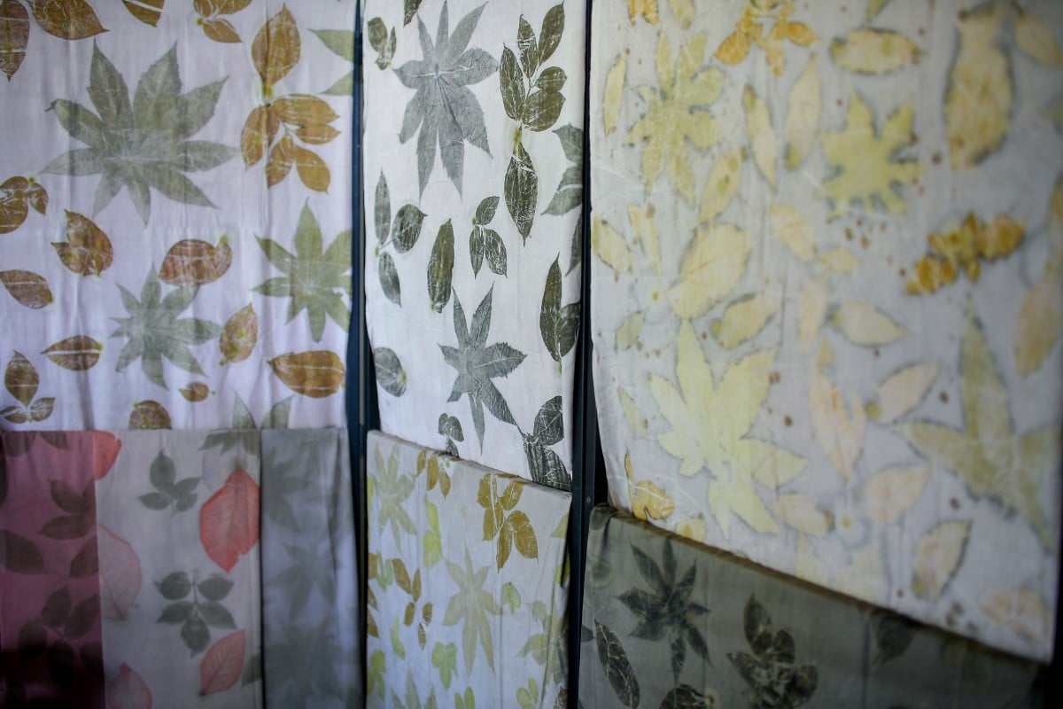 Penghasilan warna serta corak batik yang terbentuk secara semulajadi selepas dikukus selama dua jam dalam teknik batik 'Ecoprint.' FOTO Bernama