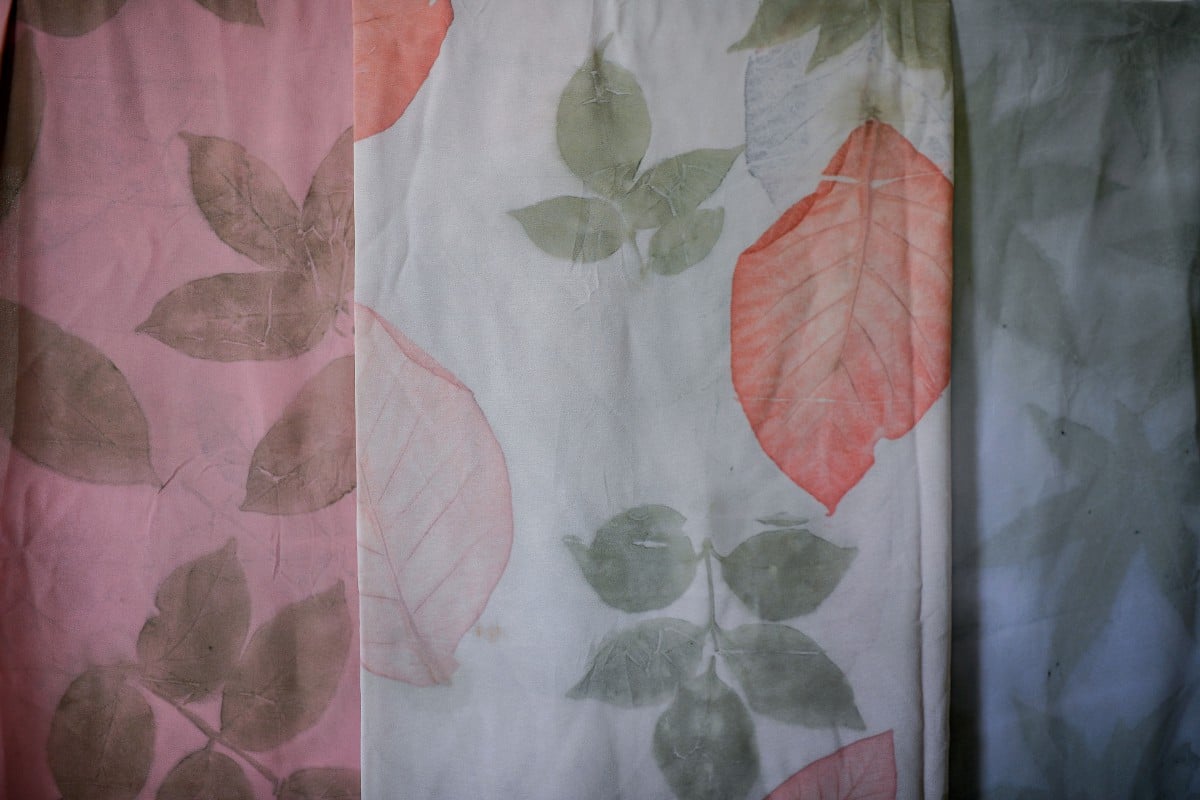 Kepelbagaian warna dan corak batik yang terbentuk secara semulajadi selepas dikukus selama dua jam menggunakan teknik batik 'Ecoprint.'  FOTO Bernama