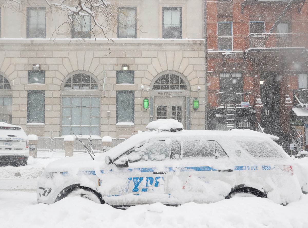 KERETA peronda polis diselaputi salji ketika ribut di New York pada 1 Feb. FOTO EPA