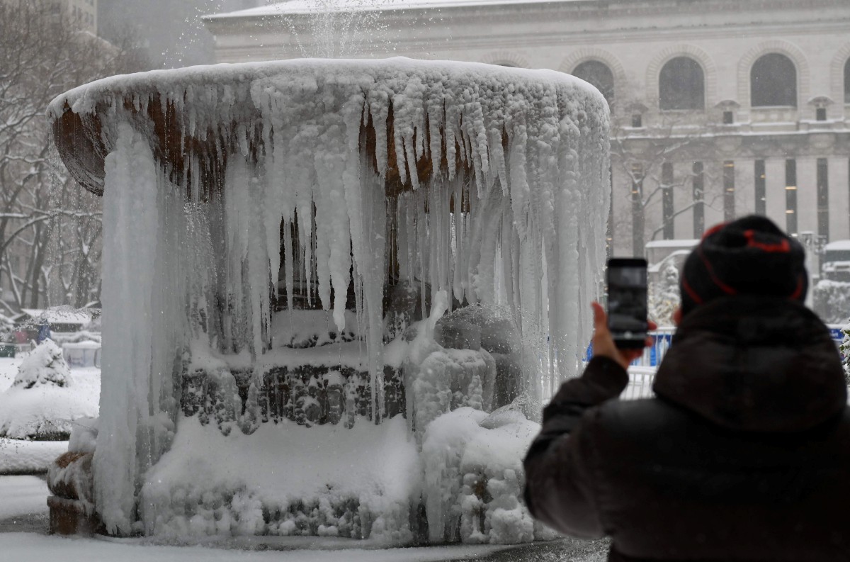 PANCUTAN air beku dirakam individu di New York City pada 1 Feb. FOTO AFP