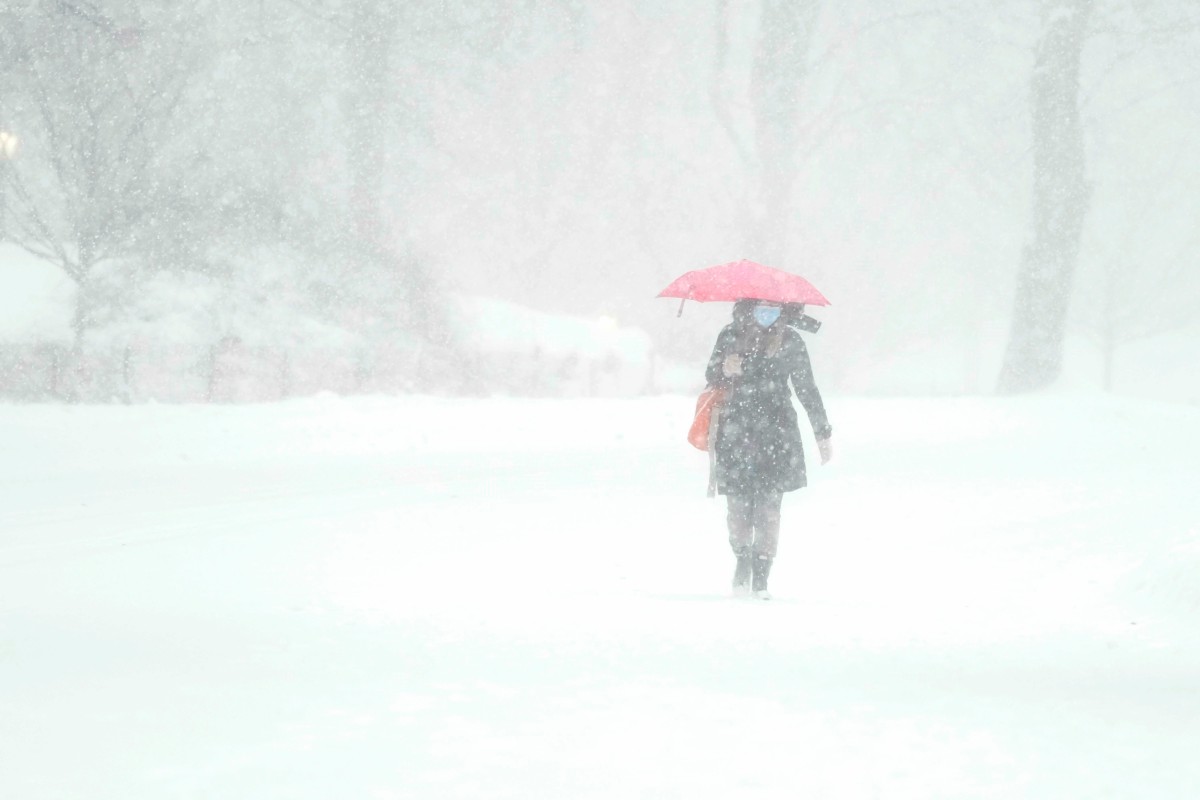 WANITA berjalan di Central Park, New York City ketika ribut salji pada 1 Feb. FOTO AFP