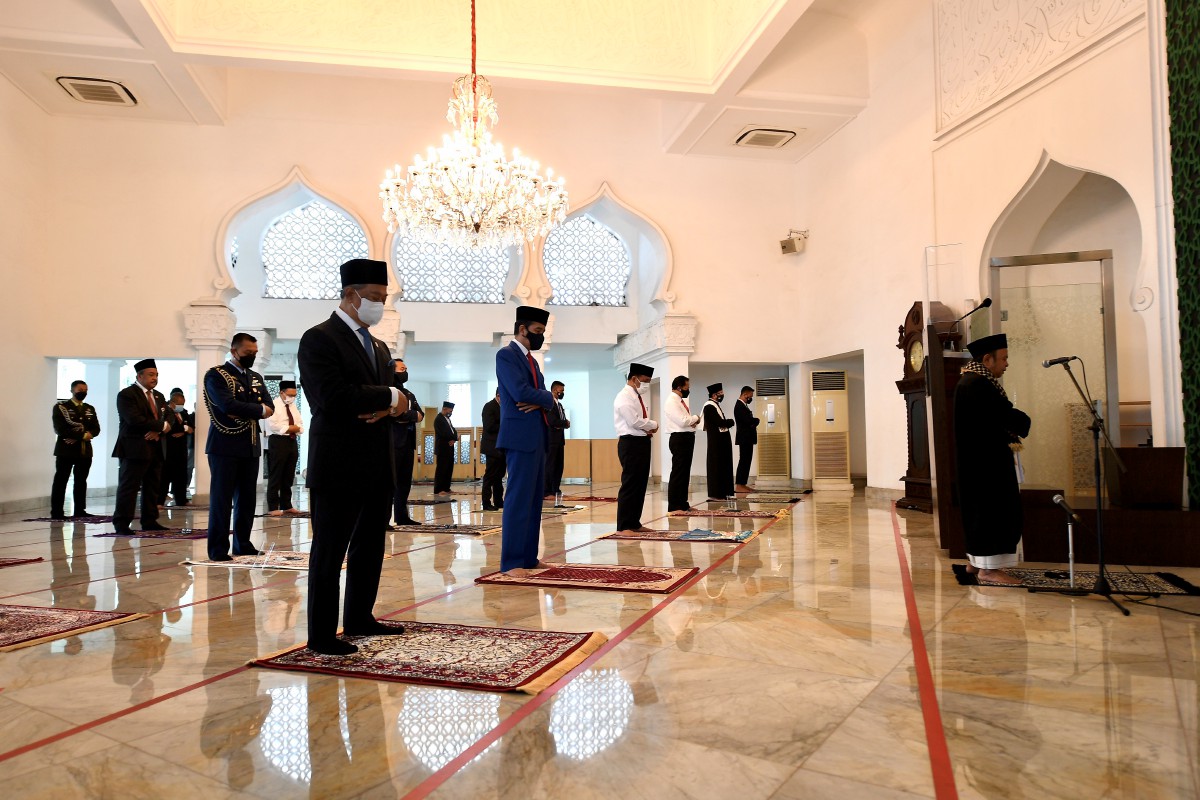 MUHYIDDIN bersama Joko Widodo menunaikan solat Jumaat di Masjid Baiturrahim di Istana Merdeka. FOTO Bernama