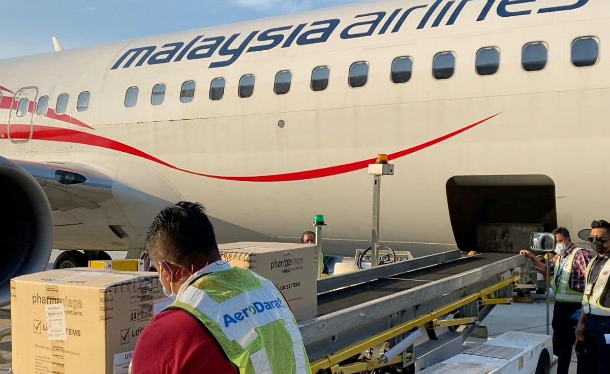 PERSIAPAN yang dilakukan oleh kakitangan MASkargo bagi menyambut ketibaan Pesawat Airbus A330-300 milik MAS yang membawa vaksin Pfizer-BioNTech yang akan tiba esok di KLIA pada 21 Feb 2021. FOTO iuhsan MASkargo