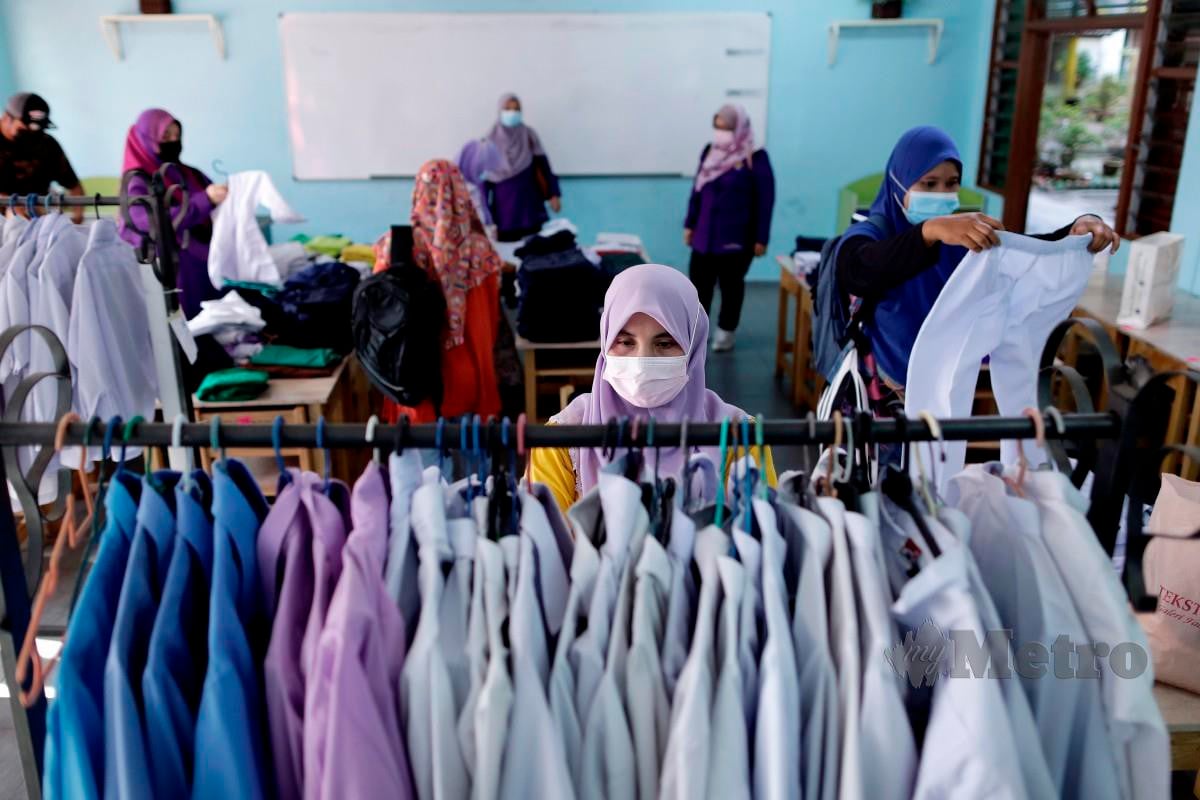 SEBAHAGIAN ibu bapa memilih kelengkapan pakaian sekolah terpakai dan baru hasil sumbangan orang ramai di SK Jalan Empat, Bandar Baru Bangi. FOTO Aizuddin Saad.