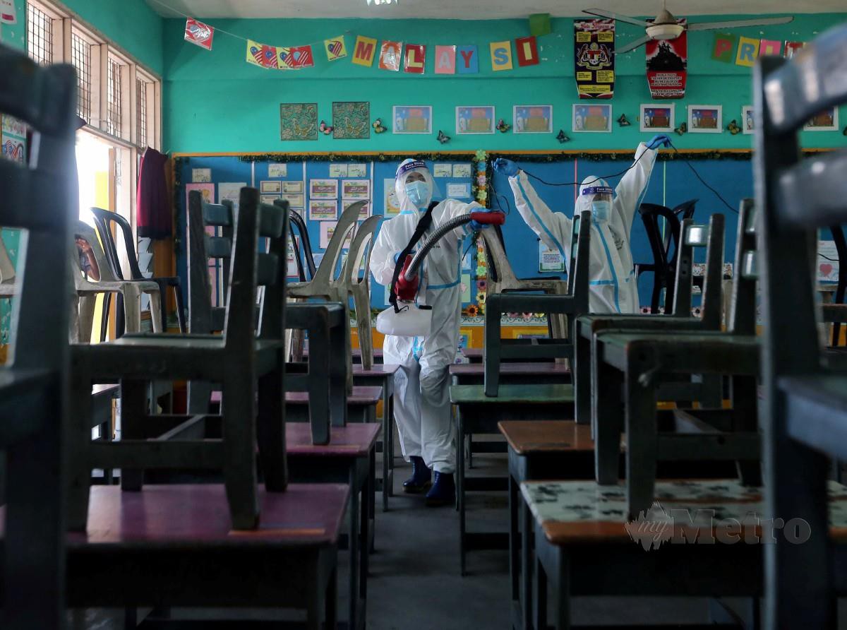 Sukarelawan pertubuhan bukan kerajaan (NGO) melakukan proses sanitasi di Sekolah Rendah Agama Pandamaran Jaya, Pelabuhan Klang sebagai persediaan pembukaan sesi persekolahan secara bersemuka. FOTO MUHD ASYRAF SAWAL