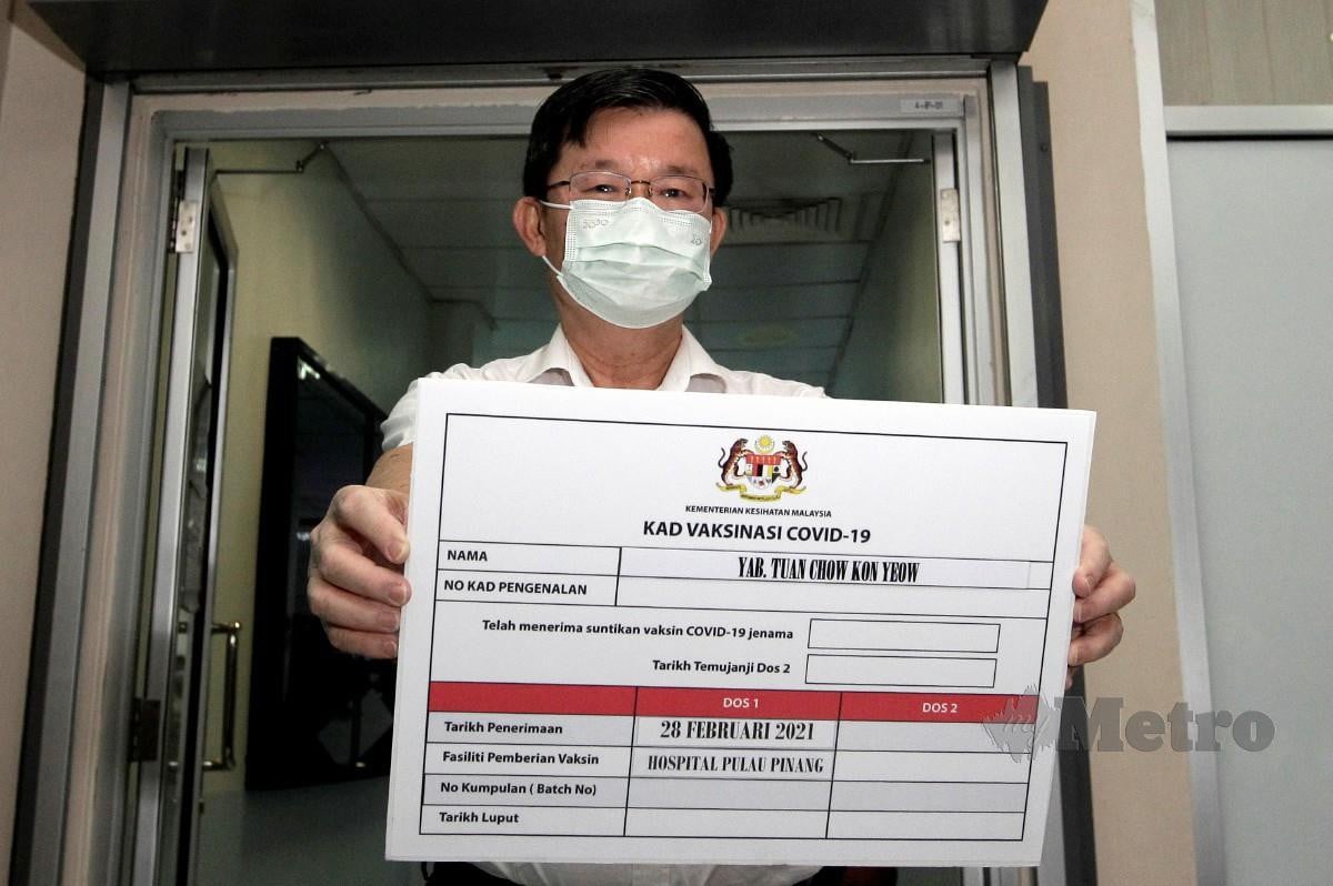 KON Yeow selepas menerima suntikan vaksin di Hospital Pulau Pinang. FOTO Danial Saad
