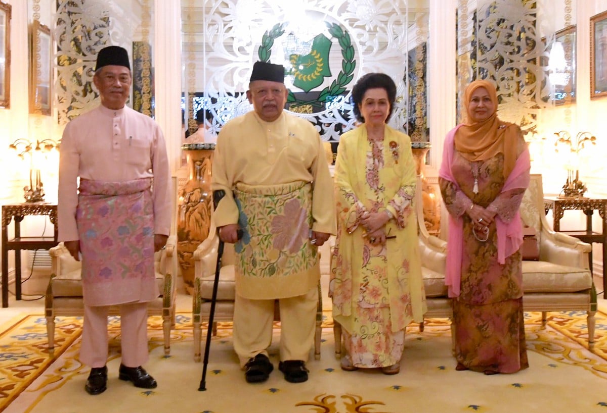 TUANKU Syed Sirajuddin Putra Jamalullail dan Tuanku Tengku Fauziah berkenan menerima menghadap  Muhyiddin dan Noorainee. FOTO Bernama
