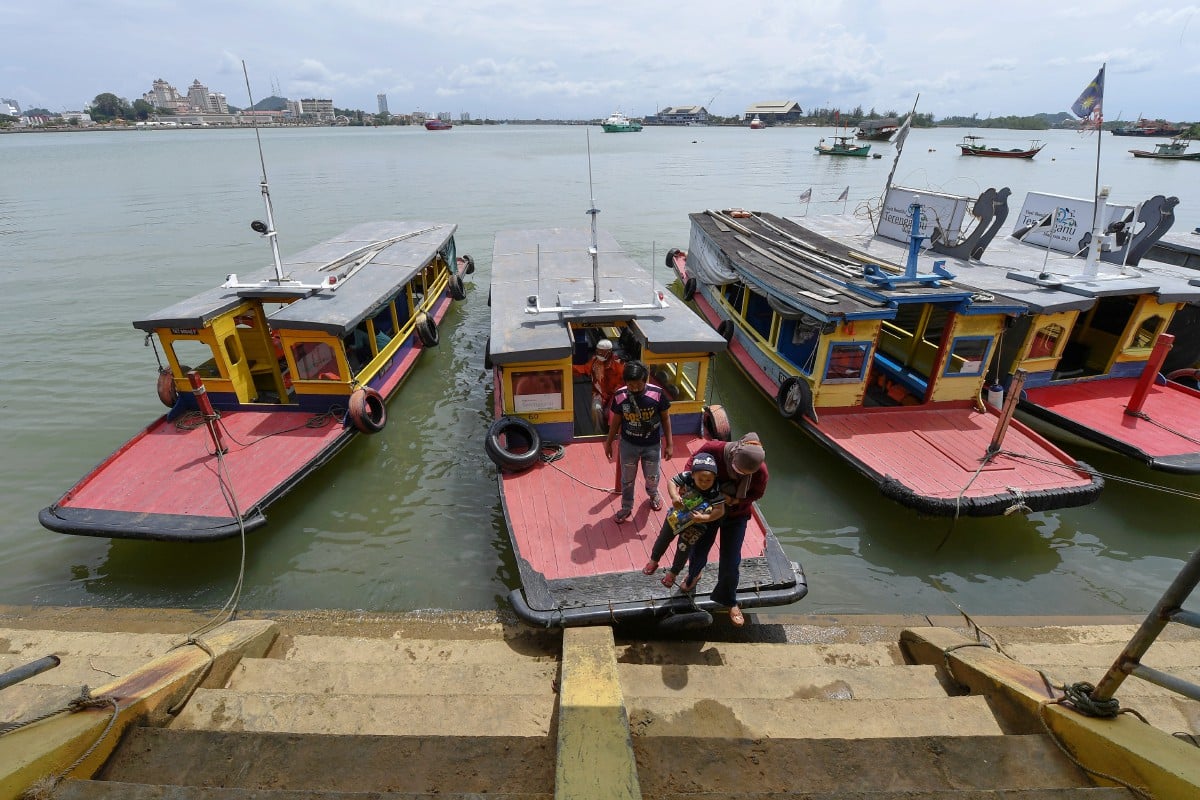 ANTARA penumpang yang menggunakan perkhidmatan bot penambang dari Pasar Besar Kedai Payang ke jeti Seberang Takir. FOTO Bernama