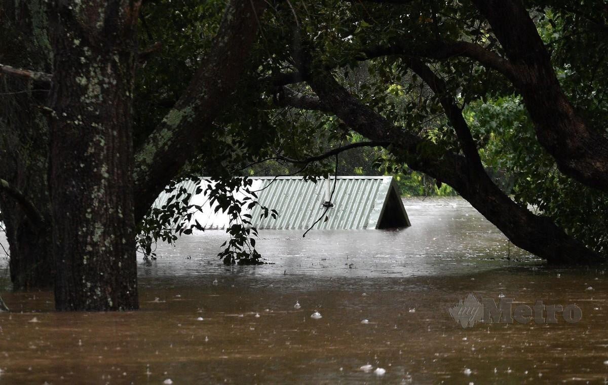 ANTARA kawasan yang dilanda banjir. FOTO AFP