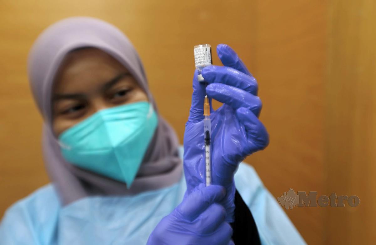 JURURAWAT menyediakan suntikan vaksin Covid-19 di hospital di Kuala Lumpur, Isnin lalu. FOTO Mohamad Shahril Badri Saali