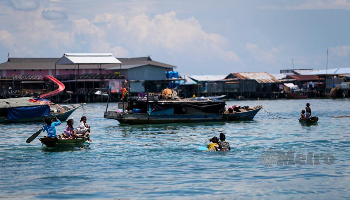 MASYARAKAT Bajau Laut atau Pala’u di Pulau Mabul masih tinggal perahu dan tinggal secara nomad tidak menerima pendidikan formal. FOTO Aswadi Alias.