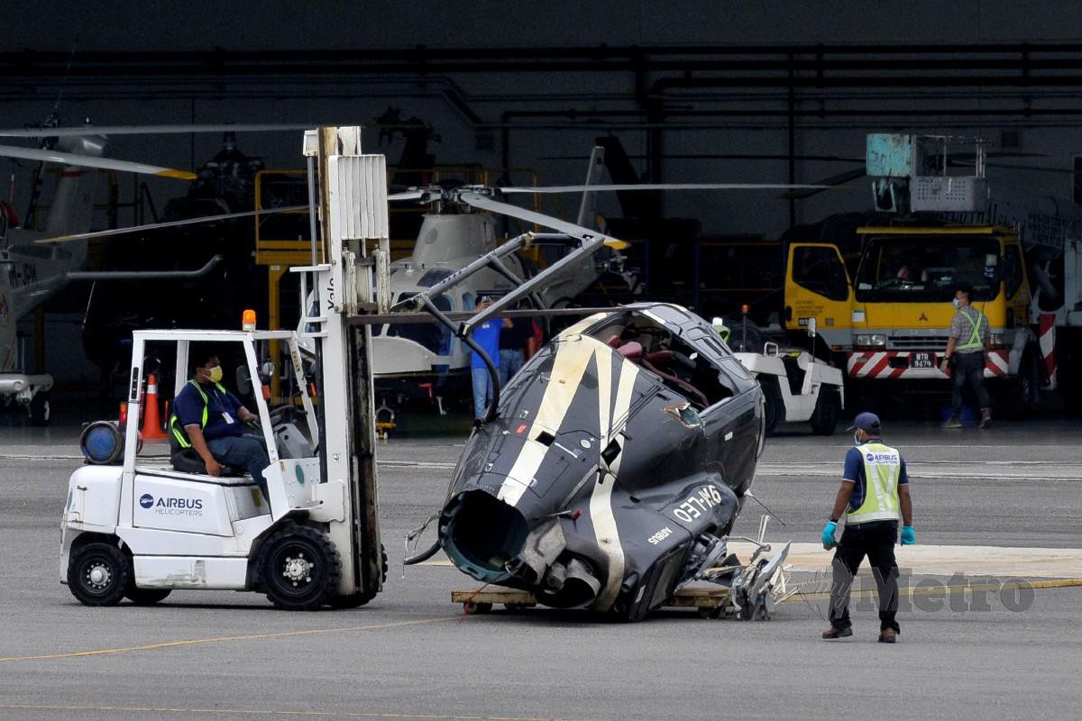 SEBAHAGIAN badan helikopter yang terhempas dibawa ke hangar di Lapangan Terbang Sultan Abdul Aziz, Subang, semalam. FOTO Aizuddin Saad