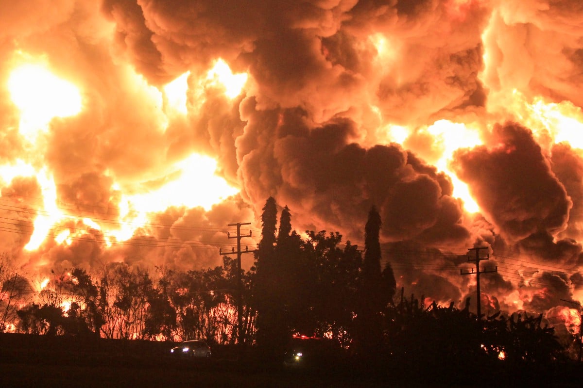 LOJI penapis minyak terbakar dan meletup menyebabkan lebih 20 penduduk cedera. FOTO EPA