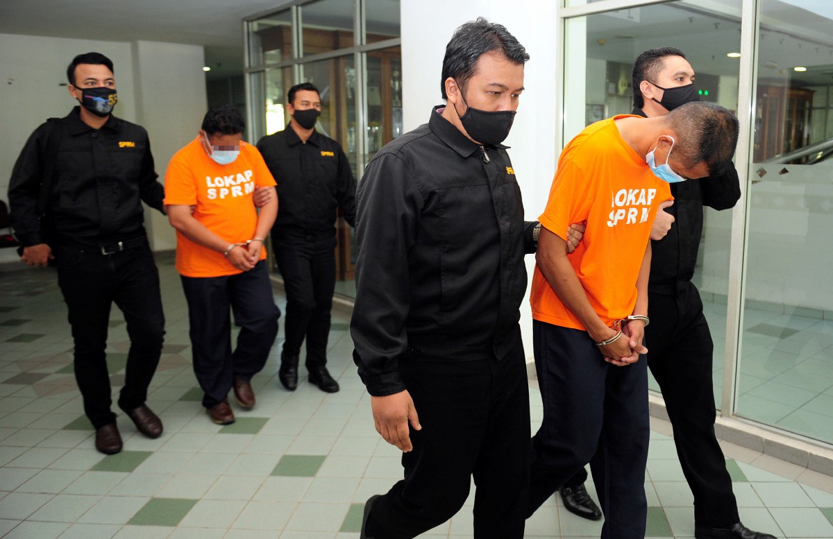 PEGAWAI kanan Tentera Darat (kanan) dan kontraktor (dua, kiri) direman tujuh hari bagi membantu siasatan berhubung kes rasuah membabitkan kerja di kem di Selangor. FOTO Bernama