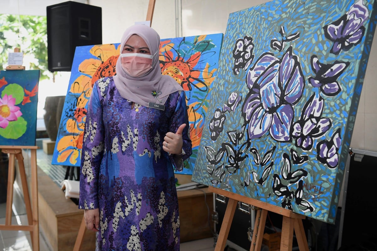 RINA membeli lukisan bertajuk ‘The Blue Garden’ hasil penghidap autism Nurul Akmar pada majlis Pelancaran Seni Kreatif Bernama sempena Hari Autism Sedunia 2021. FOTO Bernama
