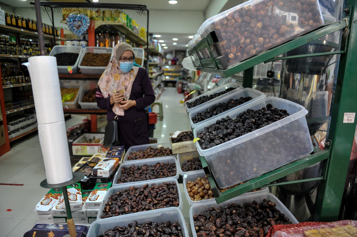Orang ramai mula membeli buah kurma sebagai persiapan bagi menyambut Ramadan.FOTO BERNAMA