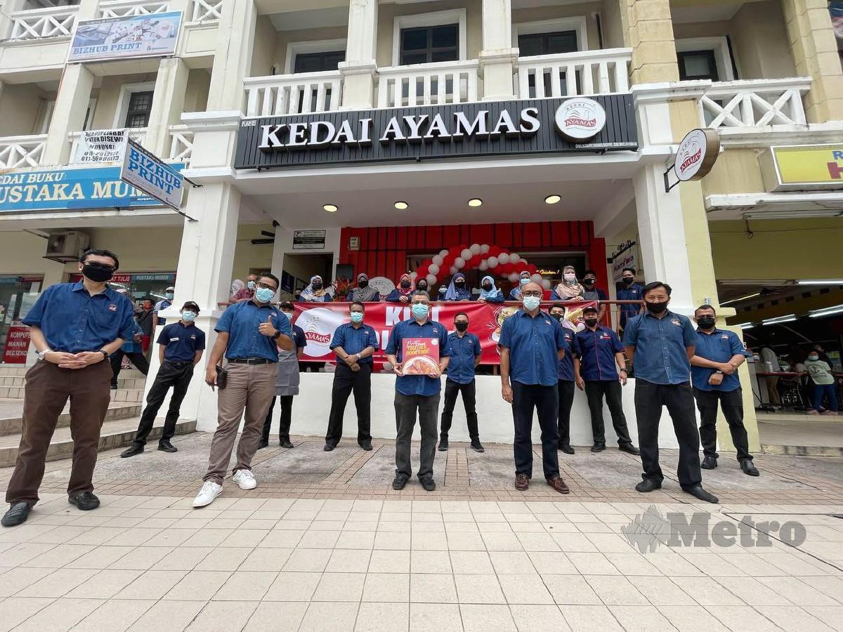 ABDUL Rahman (depan, tengah) di hadapan Kedai Ayamas Putrajaya yang memperkenalkan kosep baharu 'Design 2021' di Presint 15. FOTO Noor Atiqah Sulaiman
