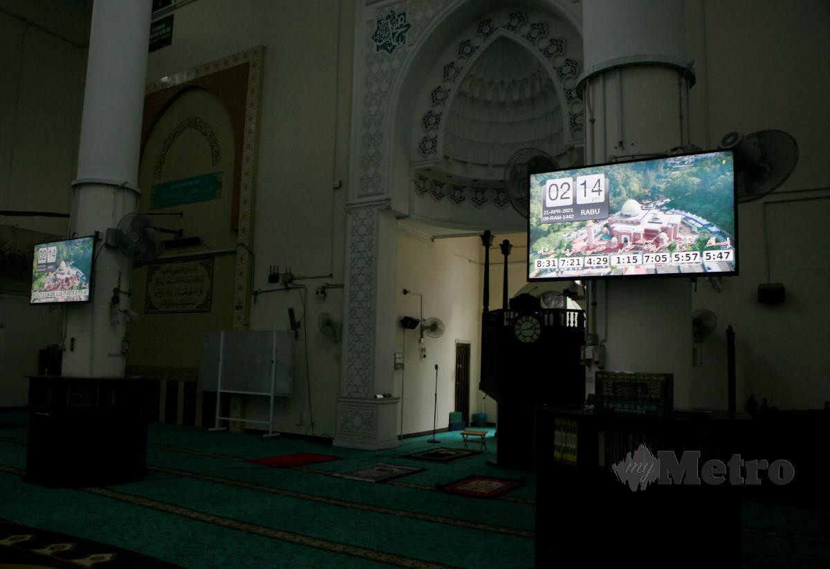 PAPARAN digital waktu azan di Masjid Al Khiriah, Taman Seri Gombak. FOTO Mohd Yusni Ariffin