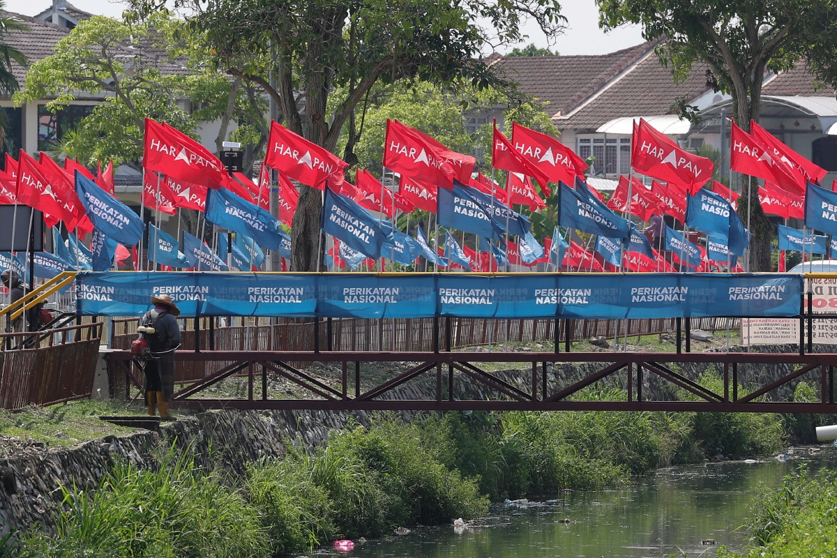 DERETAN bendera PH dan PN dipasang sempena kempen PRN Pulau Pinang ketika tinjauan di Bertam, 3 Ogos lalu. FOTO Bernama