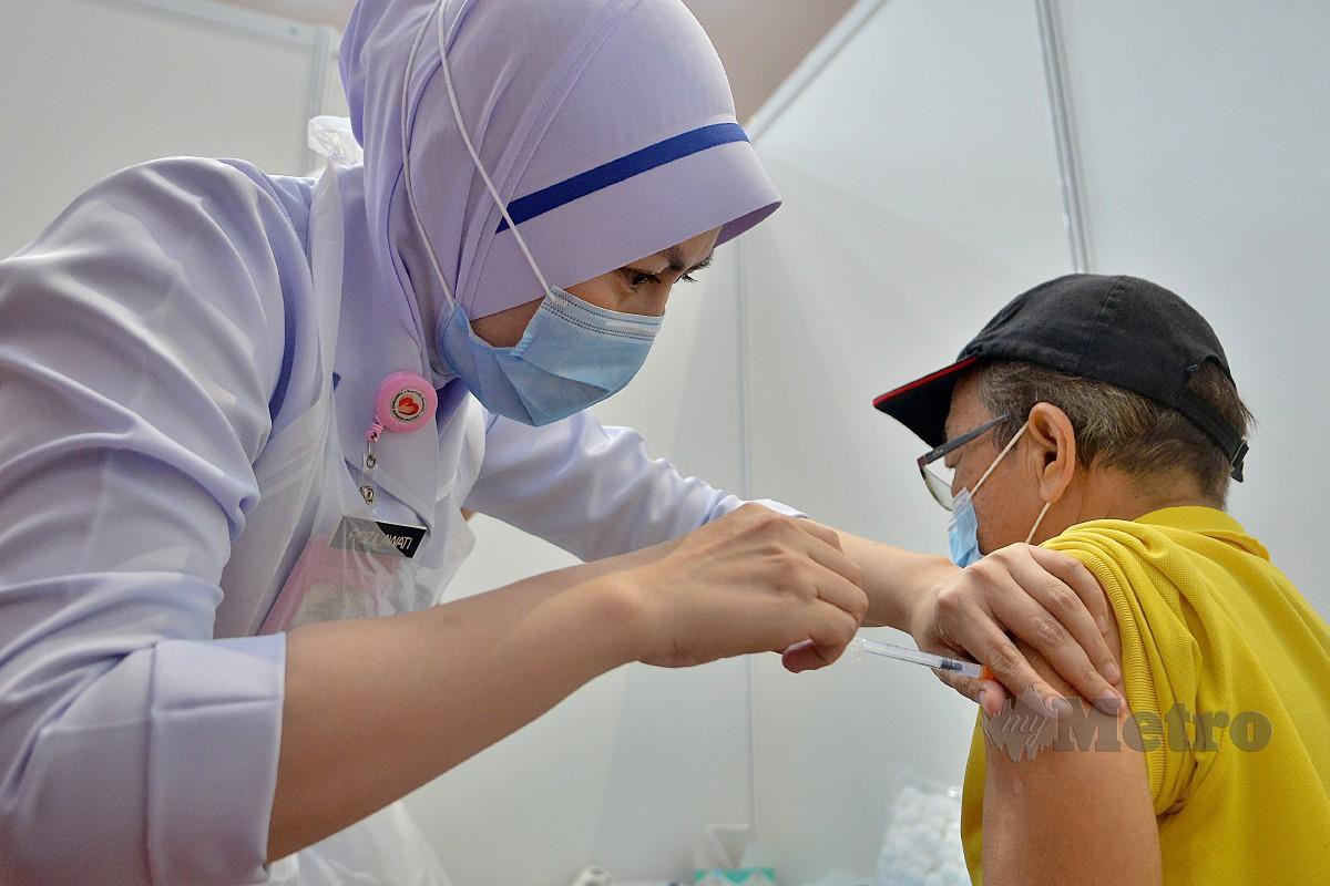 PETUGAS kesihatan melakukan suntikan vaksin kepada warga emas di Klang, kelmarin. FOTO Faiz Anuar