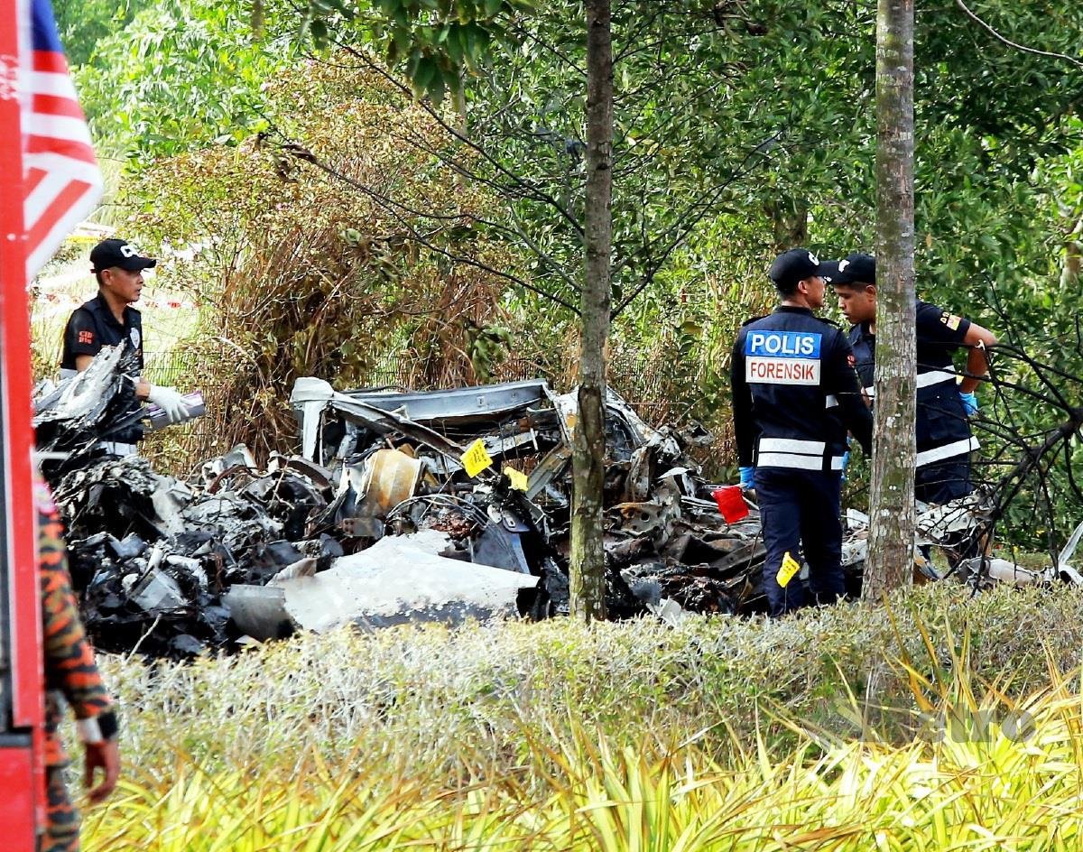 ANGGOTA forensik di lokasi kejadian pesawat terhempas, 17 Ogos lalu. FOTO arkib NSTP