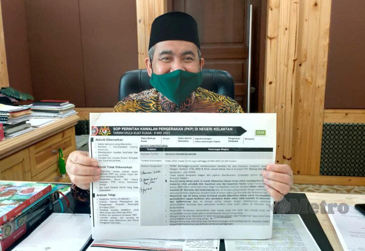 DR Izani menunjukkan Prosedur Operasi Standard (SOP) Perintah Kawalan Pergerakan (PKP) di Kelantan. FOTO Hidayatidayu Razali