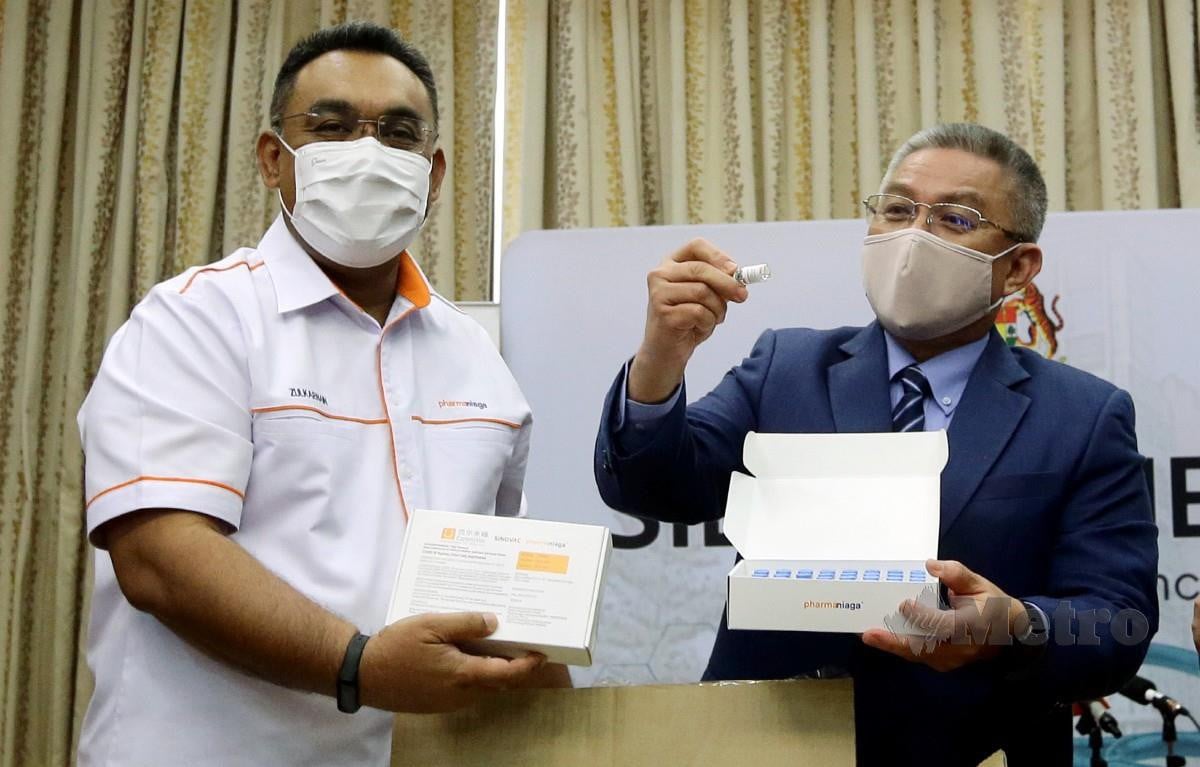 DR Adham bersama Zulkarnain (kiri) ketika majlis Penyerahan Vaksin Sinovac daripada Pharmaniaga. FOTO Mohd Fadli Hamzah