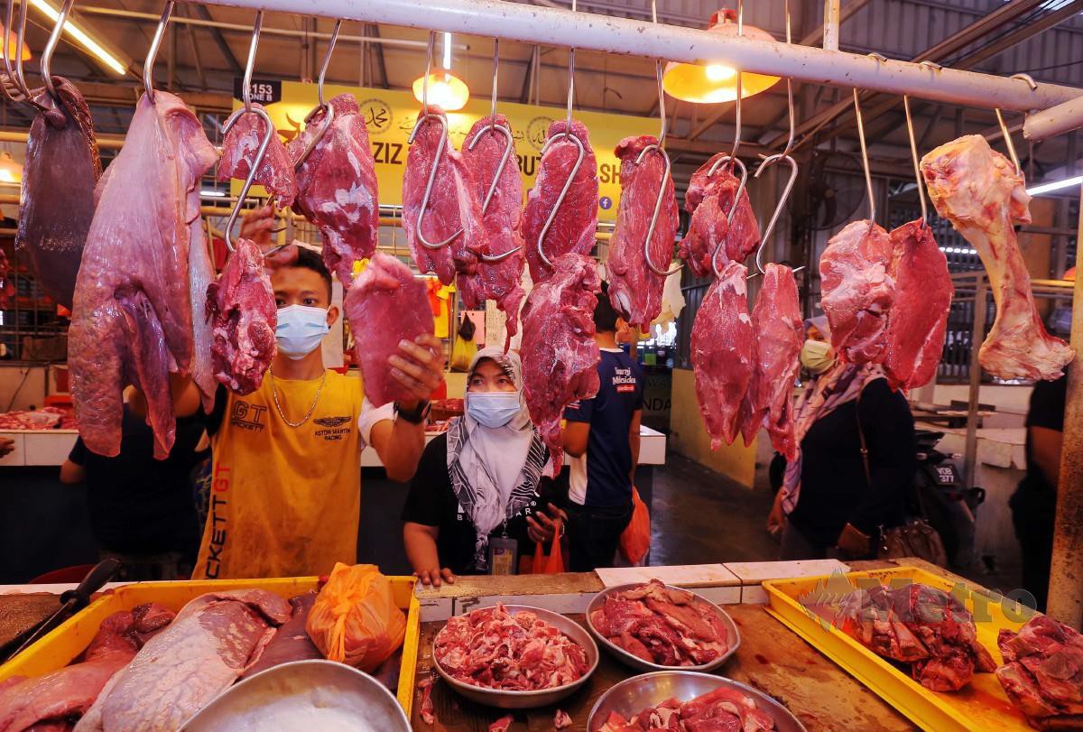 JUALAN daging di Pasar Chow Kit, Kuala Lumpur. FOTO Saifullizan Tamadi