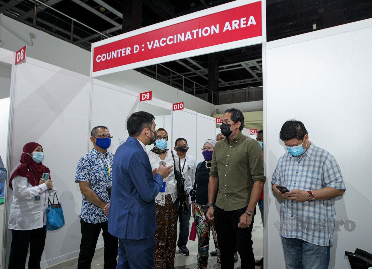 KHAIRY meninjau orang ramai menerima vaksin AstraZeneca di Pusat Dagangan Dunia Kuala Lumpur (WTCKL). FOTO Aziah Azmee.