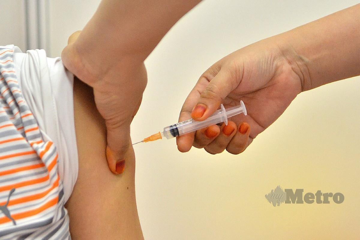 PETUGAS kesihatan memberi suntikan vaksin kepada orang ramai. FOTO Faiz Anuar.  