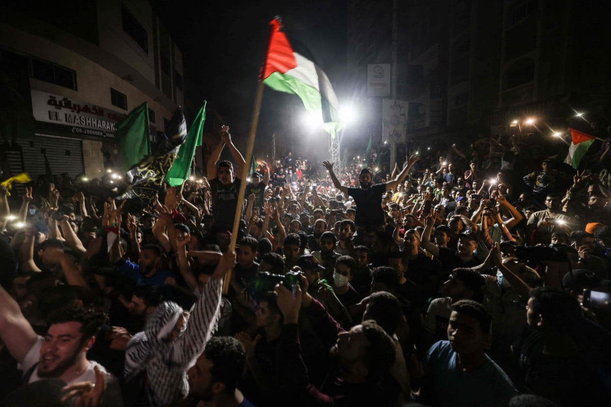 ORANG ramai meraikan gencatan senjata antara Israel dan Hamas di Gaza. FOTO AFP
