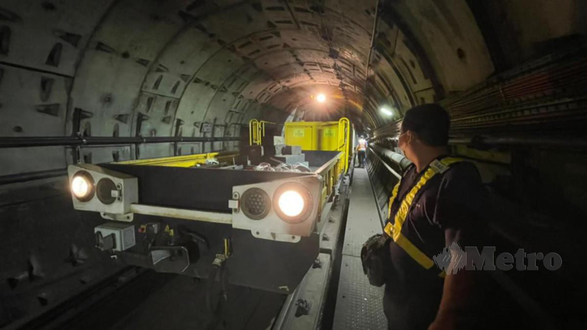 JURUTEKNIK Rapid KL membuat kerja-kerja pembersihan dan baik pilih di dalam terowong susulan kejadian pelanggaran tren LRT semalam. 
