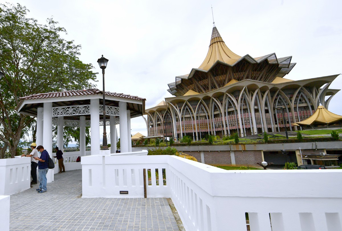 KAWASAN Bangunan Dewan Undangan Negeri Baru Sarawak lengang, semalam berikutan kenaikan kes Covid-19 di Bandaraya Kuching dan sekitarnya. FOTO Bernama
