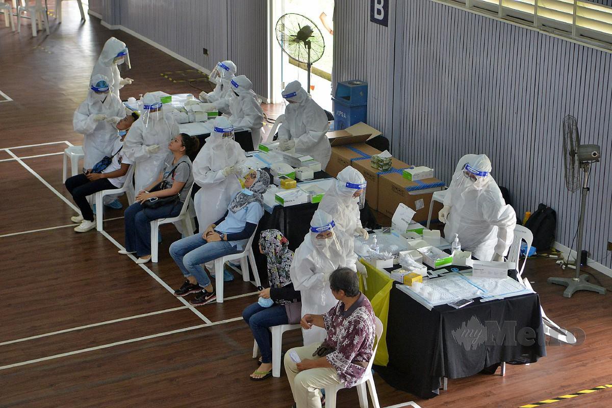 ORANG ramai menjalani ujian saringan Covid-19 secara percuma yang dianjurkan kerajaan negeri Selangor di Shah Alam. FOTO Faiz Anuar