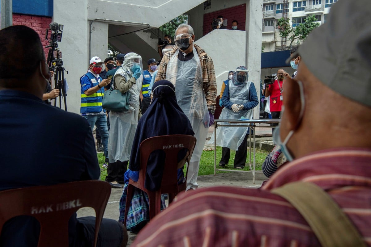 ANNUAR Musa beramah mesra bersama penduduk ketika hadir pada hari pertama pelaksanaan program saringan Komuniti Bersasar Covid-19 Kit Ujian Pantas Antigen (RTK-Ag) di Perumahan Awam Sri Sabah. FOTO Bernama