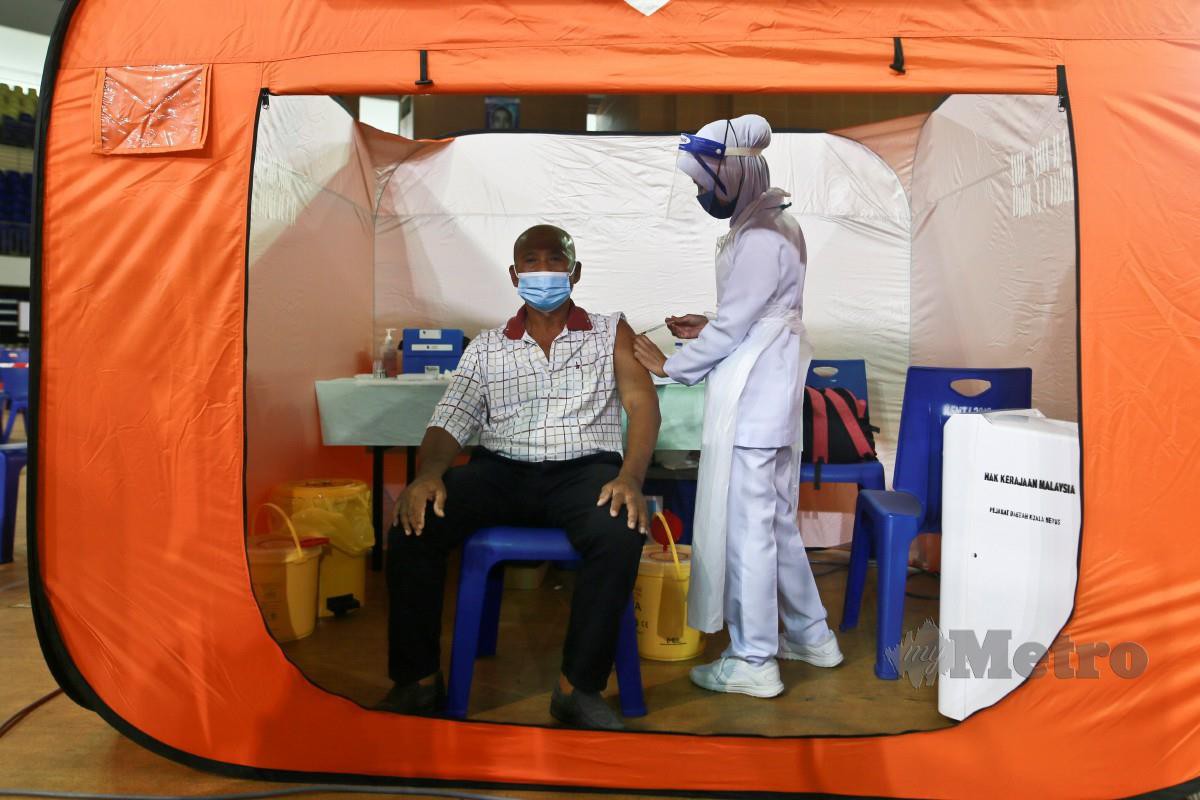 WARGA emas menerima suntikan vaksin di pusat pemberian vaksin (PPV), Stadium Tertutup Kompleks Sukan Gong Badak. FOTO Ghazali Kori.