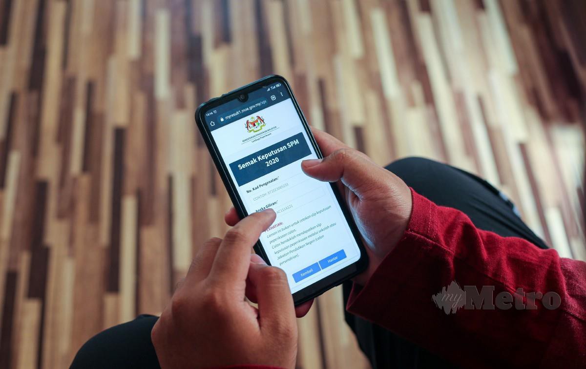 PELAJAR melihat keputusan Sijil Pelajaran Malaysia (SPM) 2020 melalui telefon bimbit. FOTO Aswadi Alias.