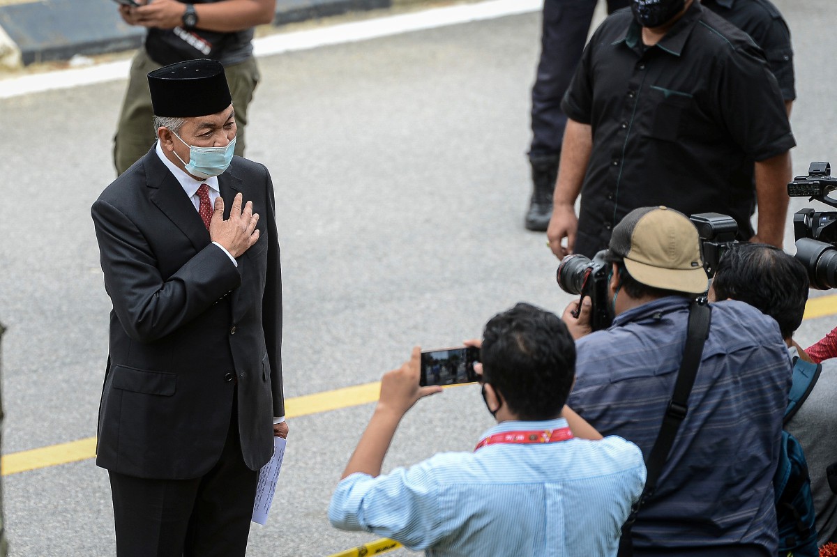AHMAD Zahiid bertemu media selepas menghadap Yang di-Pertuan Agong di Istana Negara hari ini.  FOTO Bernama.