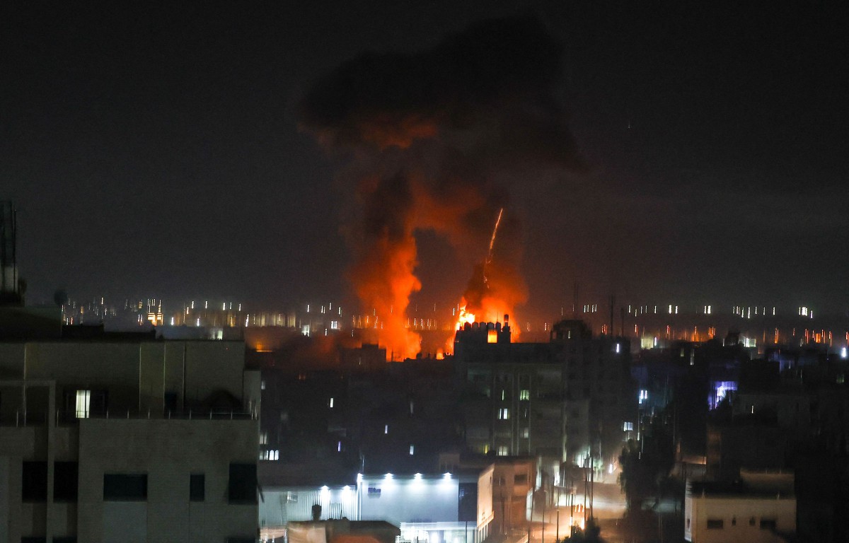 LETUPAN yang kelihatan di Bandar Gaza. FOTO AFP