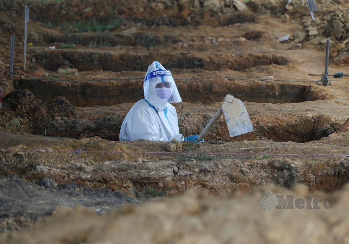 SUKARELAWAN Tajhiz JHEAINS, Norazlan Harun membuat persediaan menanti jenazah Covid-19 di Tanah Perkuburan Islam Bandar Ainsdale, 17 Jun lalu. FOTO Azrul Edham Mohd Aminuddin