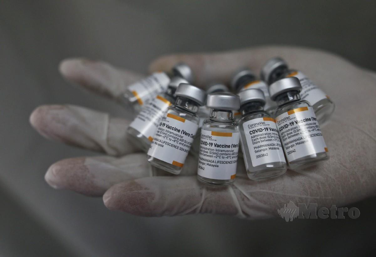 BOTOL vaksin Covid-19 yang digunakan jururawat ketika melakukan proses suntikan vaksin di Kuala Terengganu, kelmarin. FOTO Ghazali Kori