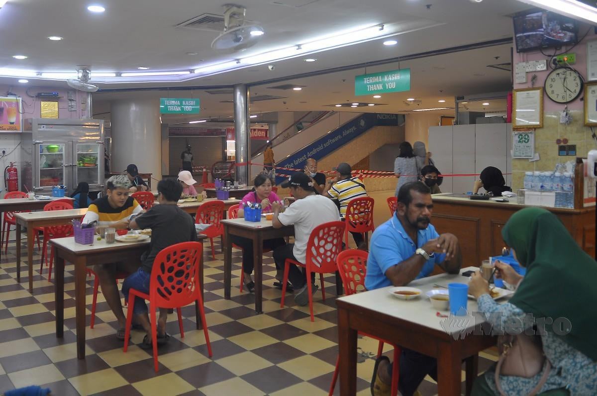 PELANGGAN restoran di pusat beli belah di Kota Kinabalu pada 29 Jun lalu. Kebenaran pelanggan makan di dalam restoran dan kedai makan selaras dengan keputusan kerajaan negeri yang membenarkan aktiviti berkenaan ketika fasa pertama PPN yang dikuatkuasakan 29 Jun lalu. FOTO arkib NSTP