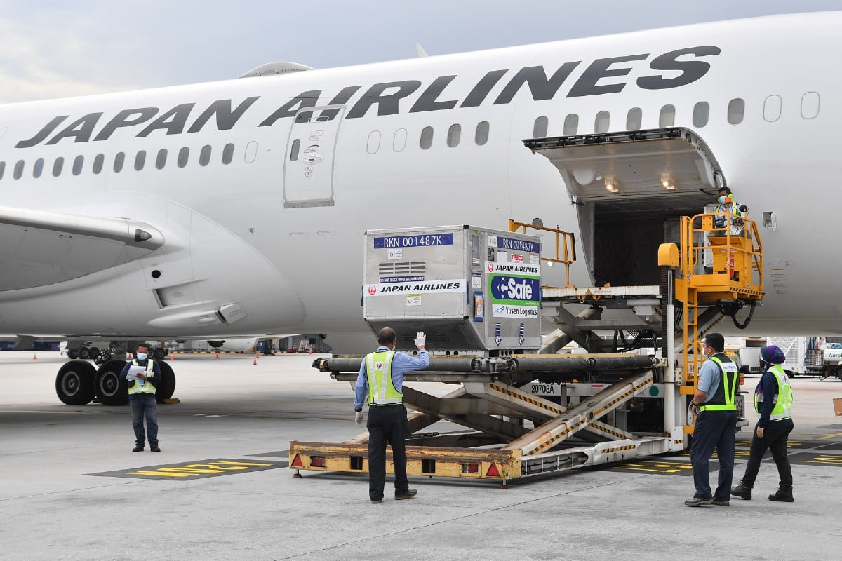 BEKALAN vaksin AstraZeneca yang disumbang oleh kerajaan Jepun tiba melalui pesawat Boeing 787 milik Japan Airlines di Lapangan Terbang Antarabangsa Kuala Lumpur (KLIA), semalam. FOTO Bernama