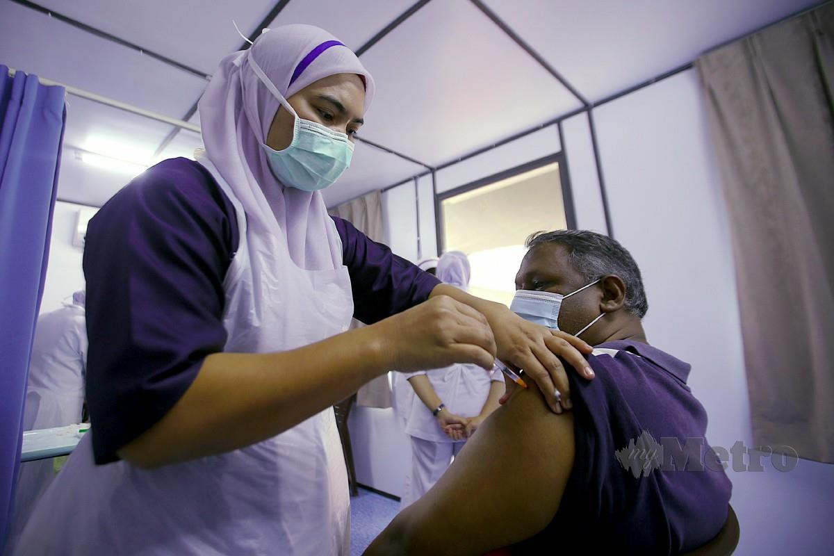ANTARA penerima vaksin di Pusat Pemberian Vaksin (PPV) Klinik Kesihatan Sungai Bertek, Klang, semalam dalam usaha mengekang penularan Covid-19. FOTO Faiz Anuar