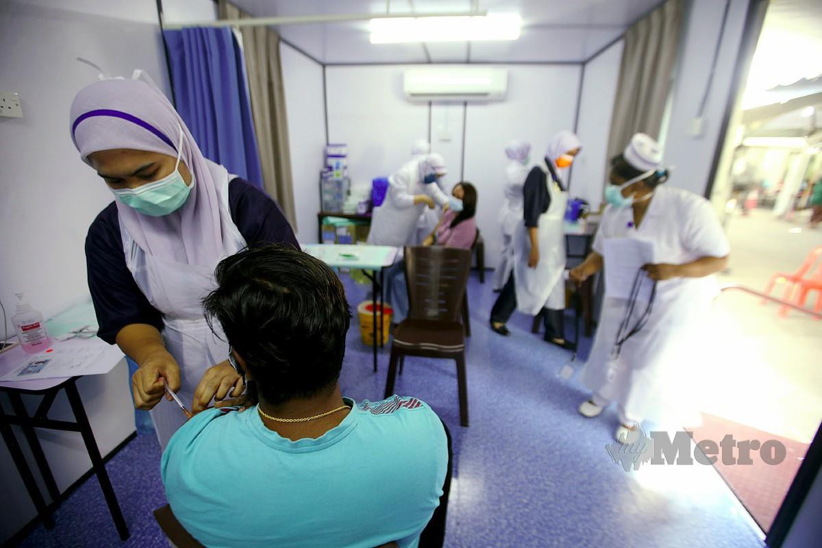 ORANG ramai menerima vaksin Covid-19 di Pusat Pemberian Vaksin (PPV) Klinik Kesihatan Sungai Bertek, Klang, 16 Julai lalu. FOTO Faiz Anuar